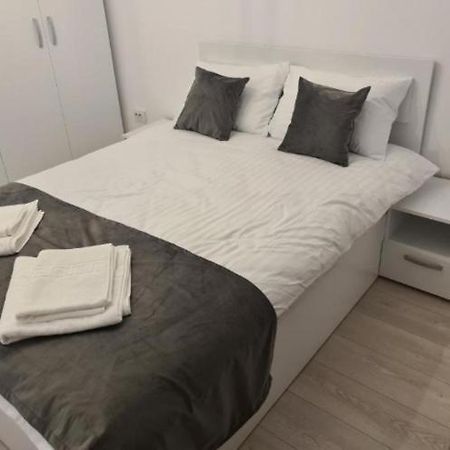 Lux Apartament Bacau Apartment Екстериор снимка