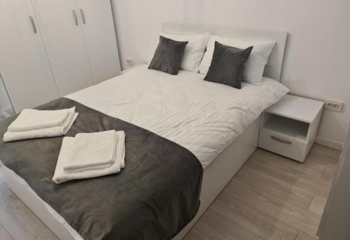 Lux Apartament Bacau Apartment Екстериор снимка